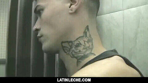 Beau latino tatoué se filme en train d'hameçonner un inconnu