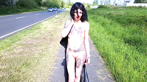 Exhibitionistische Lucy Ravenblood geht nackt wie eine schmutzige Hure für jeden auf einem öffentlichen Weg spazieren!