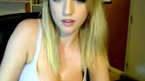 Blonde aux gros seins utilise de la glace pour se faire plaisir sur sa chatte poilue en webcam