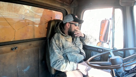 Lavoratore redneck birichino si fa sbizzarrire durante una sessione di scarico del camion