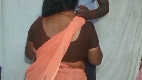 La tante Desi s'amuse intimement avec son petit ami à la maison