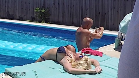 Séance photo en bikini torride avec une milf séduisante se transforme en une baise intense dans la piscine - Vidéo en POV avec des lunettes !