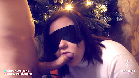 Fellation de l'étranger pour une jeune fille sportive les yeux bandés en récompense de la décoration de son sapin de Noël