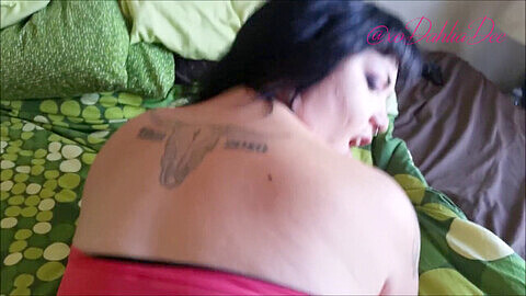 La camgirl tatuada y con piercings Dahlia Dee recibe un épico creampie en estilo POV en su primer video!