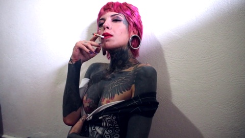 Chica con tatuajes, coño peludo, fumar