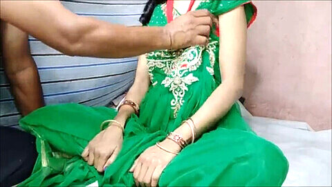 Moglie amatoriale in sari verde che fa l'amore in un film porno