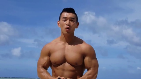 Un japonés musculoso y rasgado muestra su cuerpo en una impresionante exhibición