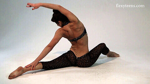 Sofia Gnutova gimnasta estira sus bellas piernas flexibles