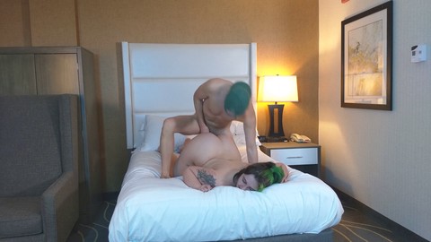 Una chica punk con el pelo verde vibrante recibe una ardiente sesión de sexo duro