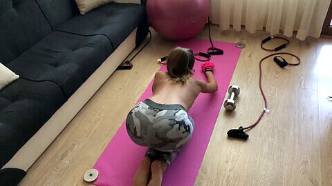 Una sexy adolescente en forma tiene su apretado trasero destrozado en mallas de yoga durante un entrenamiento anal - HD