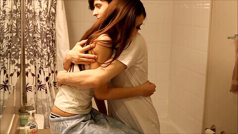 Video HD de Chloe Night, la estudiante cachonda, besando a WhiteFlamingo