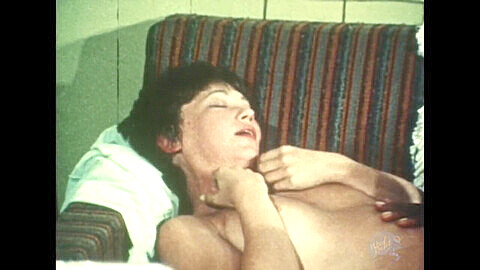 Georgina Spelvin recibe una mamada de su coño peludo y natural en una película porno clásica