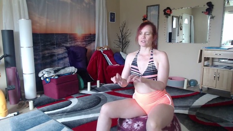 Aurora Willows montre son cameltoe séduisant dans de serrés shorts de yoga pendant son exercice avec balle