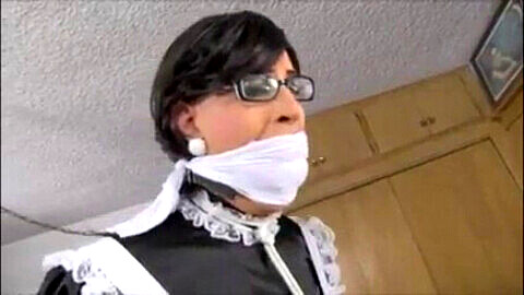 Viviane TV punie en tant que femme de chambre travestie pendant le nettoyage