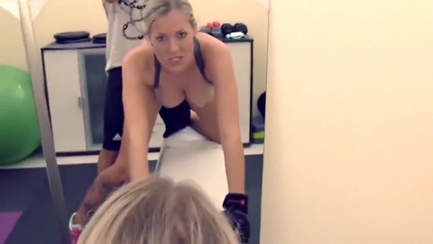 Heiße deutsche Blondine mit bezaubernden Augen wird im Fitnessstudio gefickt