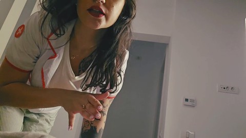 La enfermera súper sexy Artegirlx con pechos gigantes te hace una masturbación y te atrapan goteando semen.