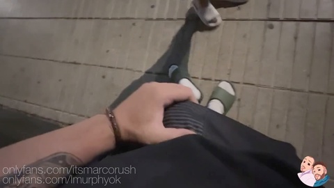 Riskantes Treffen an der Bushaltestelle: Heiße Touristin erkundet die Beule und den massiven Schwanz eines heterosexuellen Kerls