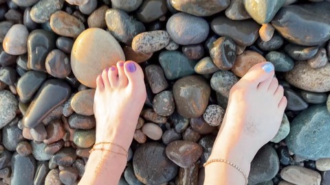 Feticismo dei piedi in spiaggia (con ASMR) - piccole piante e lunghe dita dei piedi della domina Lara