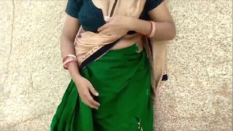 Chudai india recibe una follada bajo la falda al aire libre
