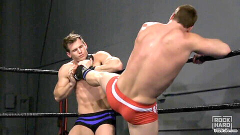 Lucha muscular intensa en el ring entre dos luchadores hábiles!