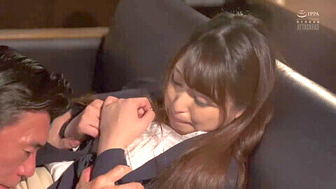 Giovane giapponese abbracciata e scopata dal capo di suo marito