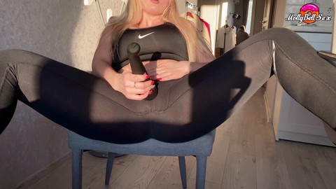 Incroyable blonde incendiaire se masturbe avec un vibromasseur et atteint l'orgasme - Action en solo