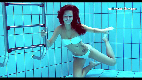 La súper caliente adolescente húngara Nata Szilva se moja bajo el agua