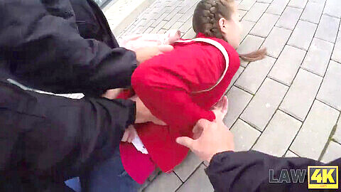 Deux adolescents durs profitent d'une petite fille au visage de poupée dans une séance de baise brutale intense filmée par la police !
