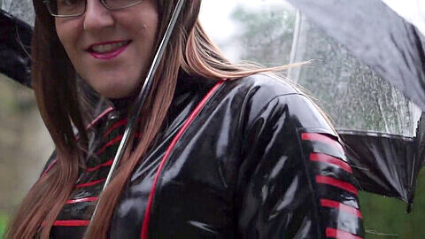 Aventure en plein air pluvieuse avec une T-girl en spandex et PVC, Sarahbright !