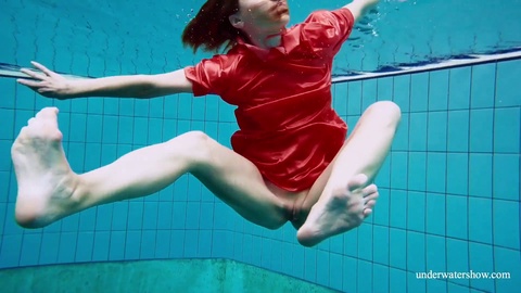 Divertimento pubblico in jacuzzi cruda in bordo piscina