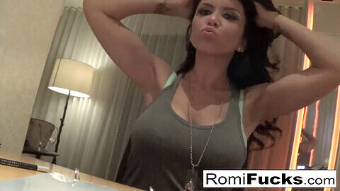 Romi tiene sexo de hotel capturado en video casero