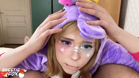 Pompino in POV e scopata intensa con una stupenda cosplayer di unicorno e il suo bel culo