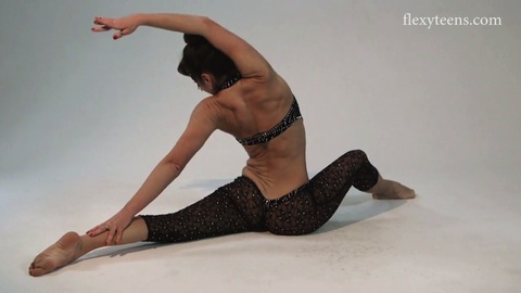 Una ginnasta professionista mostra le sue abilità e la sua flessibilità
