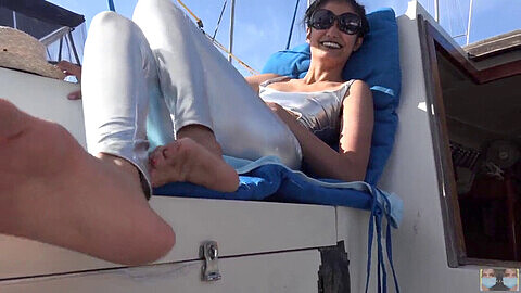 Fellation publique furtive sur un bateau par Viva Athena - plaisir risqué avec une touche interraciale!