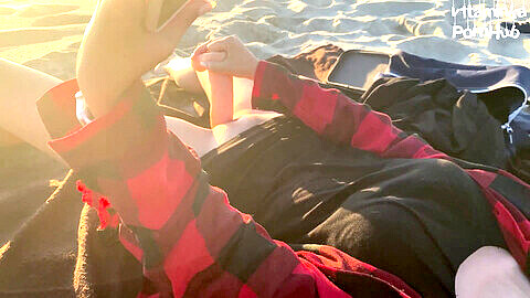 Prendre du plaisir en solo sur la plage avec mon jouet tout en regardant du futanari lorsque la plage est déserte!