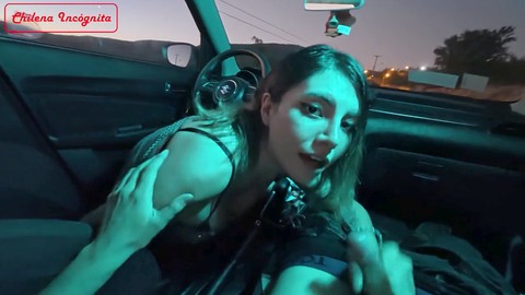 Une blonde fait une fellation sauvage en public lors d'une nuit inoubliable