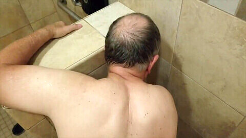 Hombre casado follado sin condón en la ducha del gimnasio