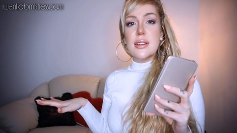 La diosa rubia lidera sesiones de entrenamiento anal y adoración para sumisos rebeldes