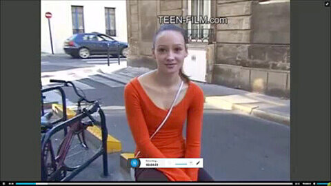 Würziger französischer Teenager im orangefarbenen Shirt bekommt heiße Aktion