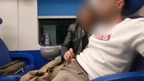 Persona desconocida expone su pene y me masturba en el tren