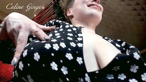 La sexy matrigna fa uno striptease in webcam e mostra le sue splendide tette mature