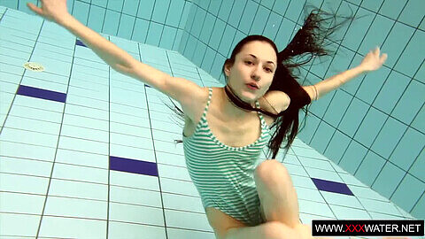 ¡Janka, la belleza morena con largas melenas, juega en el agua - nadando, duchándose e incluso orinando!
