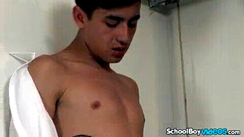 Jóvenes latinos homosexuales lindos desnudándose, chupando y follando para la cámara