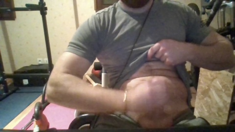 Uomo gay arrapato davanti alla webcam