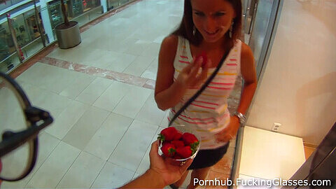 Baise de POV avec une jeune étudiante - sexe sauvage dans les toilettes avec de la fraise sucrée