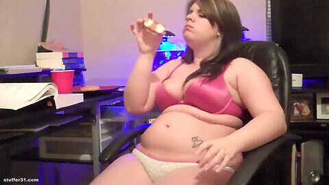Lorelei se fait plaisir en remplissant son ventre avec des beignets!