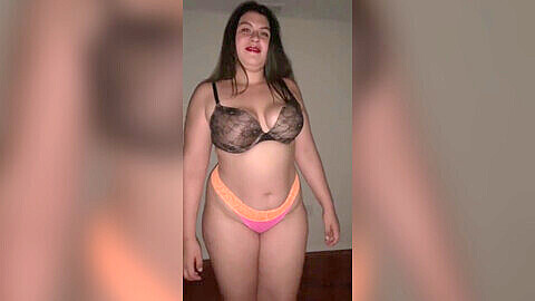 ¡Increíble latina de curvas hace un striptease, facesitting y chorrea solo para ti!