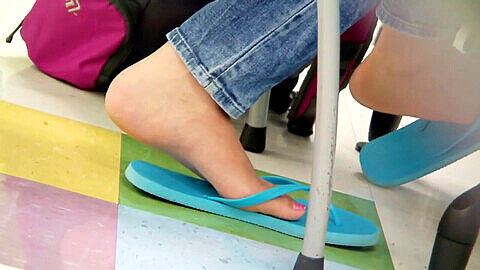 Flip flops sexe, pedal pumping, candid library shoe play