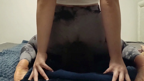 Dominante face-sitting en pantalones de yoga con peso completo y control de la respiración.