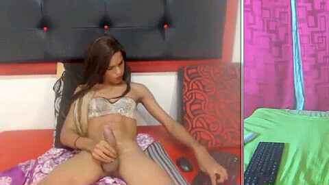 Deux transexuelles chaudes se branlent sur webcam pour votre plaisir !